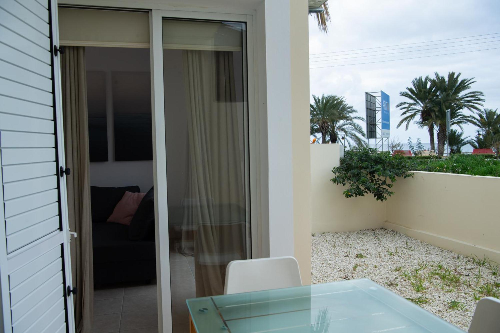 Path Latchi Beachfront Apartments ภายนอก รูปภาพ
